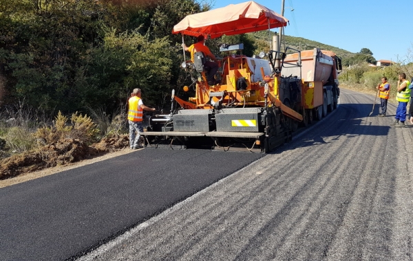 Asphalt works under development on the Old National Road 65 Thessaloniki Kilkis